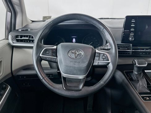 Used 2021 Toyota Sienna XLE image 18