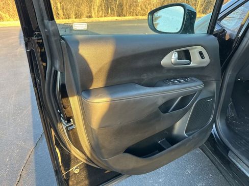 Used 2024 Chrysler Pacifica Limited w/ Uconnect Theater Family Group image 12