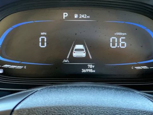 Used 2025 Hyundai Venue SEL FWD image 32