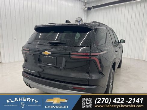 Used 2025 Chevrolet Traverse LT image 3