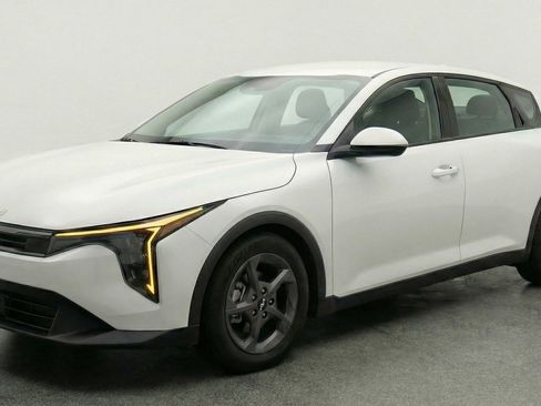 Used 2025 Kia K4 LXS image 3