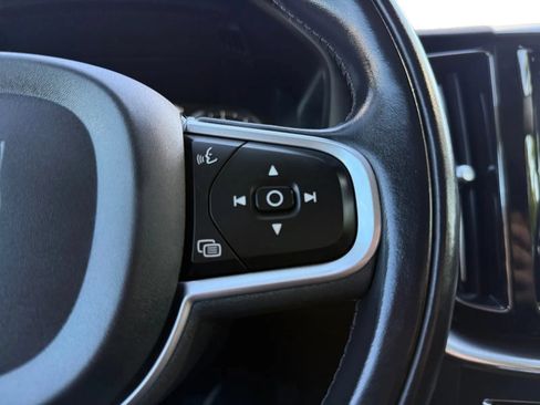 Used 2020 Volvo XC60 T5 Momentum AWD/4WD image 11