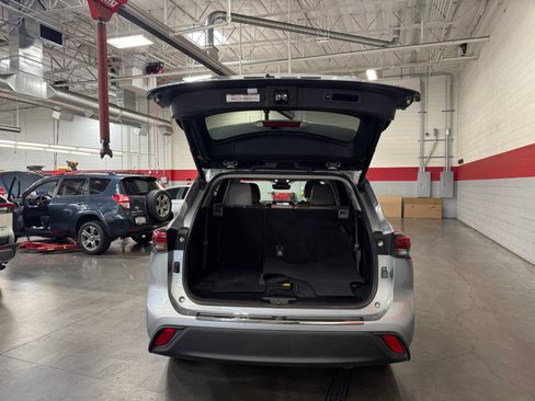 Used 2021 Toyota Highlander XLE FWD image 34