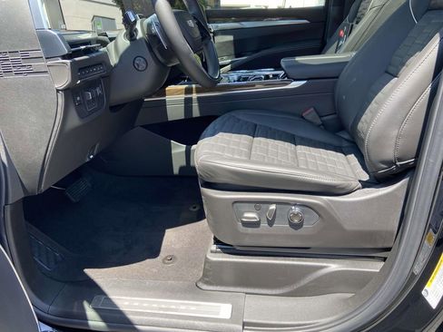 New 2026 Cadillac Escalade Platinum Sport w/ LPO, ONYX Package AWD/4WD image 23