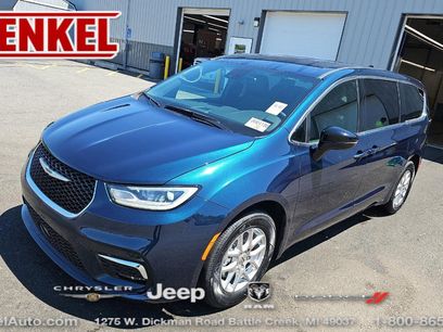 Used 2025 Chrysler Pacifica Select