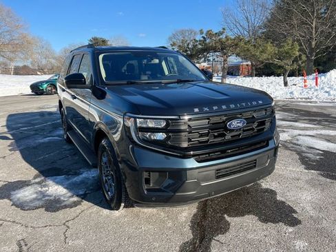 Used 2025 Ford Expedition Active image 2