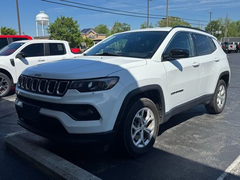 Used 2024 Jeep Compass Latitude AWD/4WD image 2