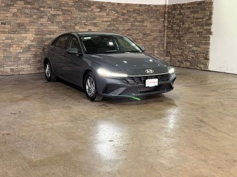 New 2025 Hyundai Elantra SE image 3