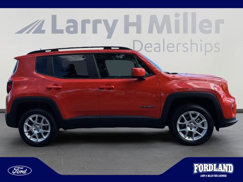 Used 2019 Jeep Renegade Latitude w/ Cold Weather Group AWD/4WD image 5