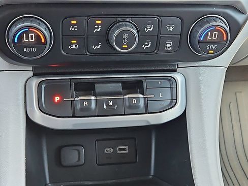 Used 2022 GMC Acadia SLE w/ Driver Convenience Package FWD image 26