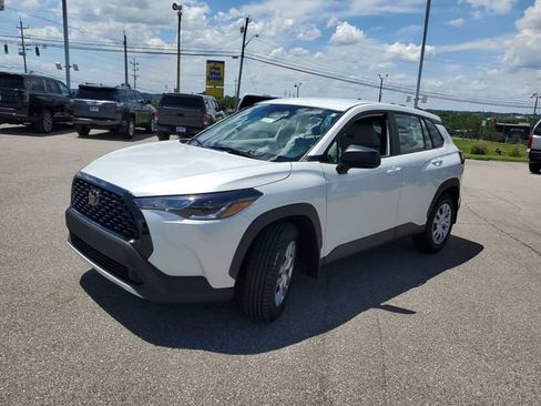Used 2023 Toyota Corolla Cross L AWD/4WD image 2