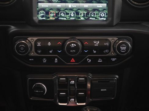 Used 2021 Jeep Wrangler Unlimited Sahara AWD/4WD image 18