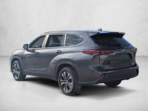 Used 2023 Toyota Highlander XLE FWD image 7