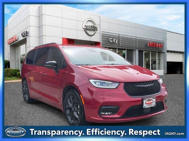 Used 2025 Chrysler Pacifica Limited FWD image 1