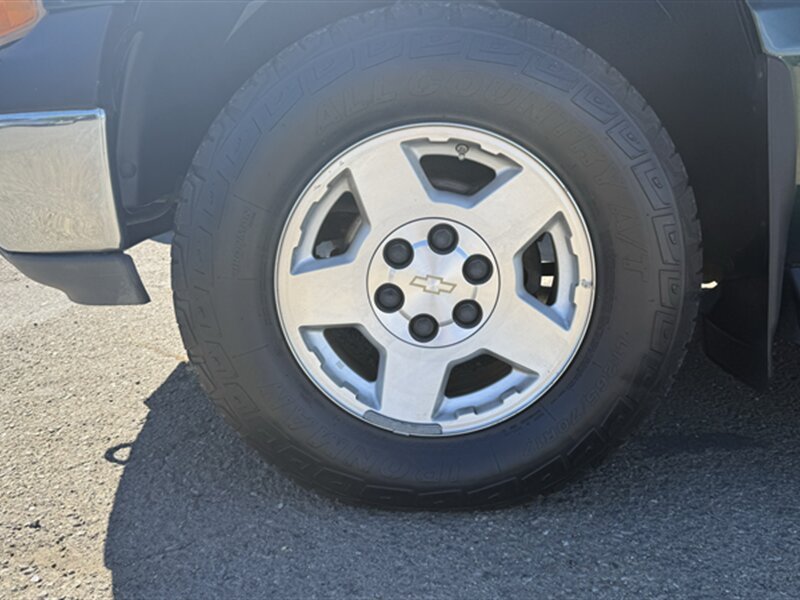 Used 2004 Chevrolet Suburban LS w/ Preferred Equipment Group AWD/4WD image 26