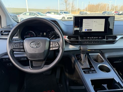 Used 2025 Toyota Sienna LE w/ LE Plus Package image 18
