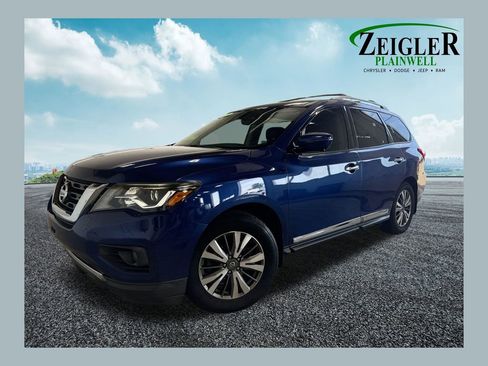 Used 2017 Nissan Pathfinder Platinum w/ Family Entertainment Package FWD image 1