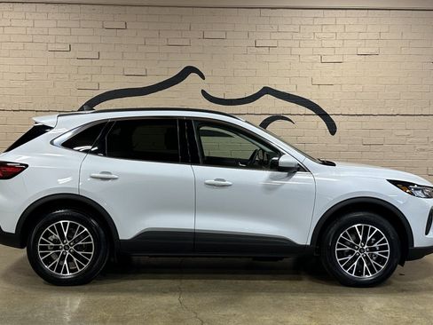 Used 2025 Ford Escape image 3