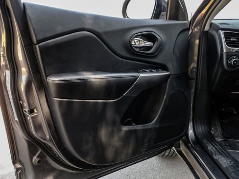 Used 2019 Jeep Cherokee Latitude Plus w/ Comfort/Convenience Group image 48