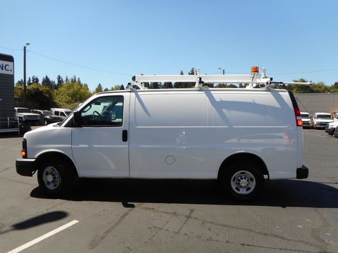 Used 2016 Chevrolet Express 2500 RWD image 2
