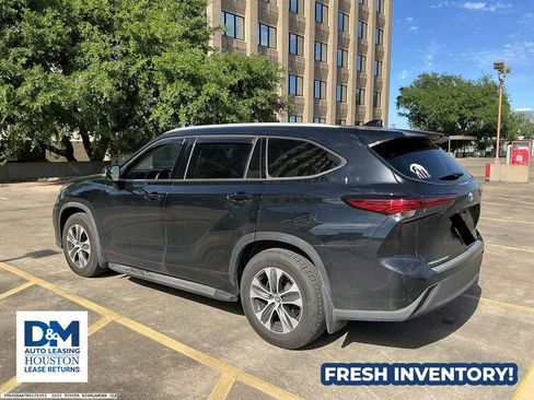 Used 2022 Toyota Highlander XLE image 4