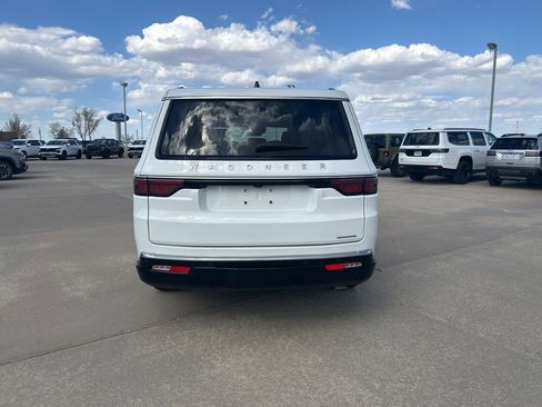 Used 2024 Jeep Wagoneer L Series III w/ Flexible Seating Group AWD/4WD image 4