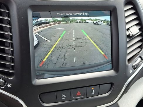 Used 2022 Jeep Cherokee Latitude Lux w/ Sun & Sound Group AWD/4WD image 19