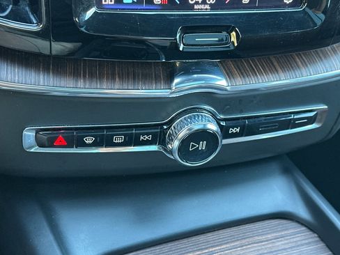 Certified 2022 Volvo XC60 B5 Momentum image 25