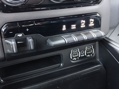 Used 2022 RAM 1500 Laramie AWD/4WD image 19