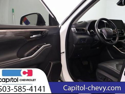 Used 2022 Toyota Highlander Limited AWD/4WD image 9