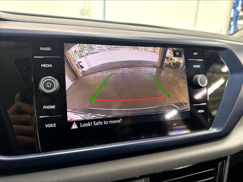 Used 2023 Volkswagen Taos SE w/ Panoramic Sunroof Package FWD image 17