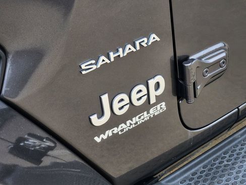 Used 2018 Jeep Wrangler Unlimited Sahara w/ Cold Weather Group AWD/4WD image 15