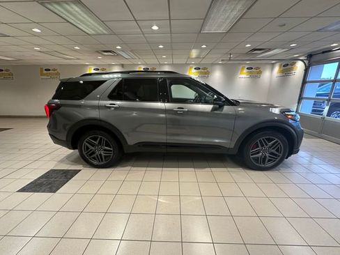 Used 2025 Ford Explorer ST-Line w/ ST-Line Street Pack AWD/4WD image 3