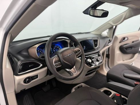 Used 2017 Chrysler Pacifica Touring w/ Tire & Wheel Group FWD image 38