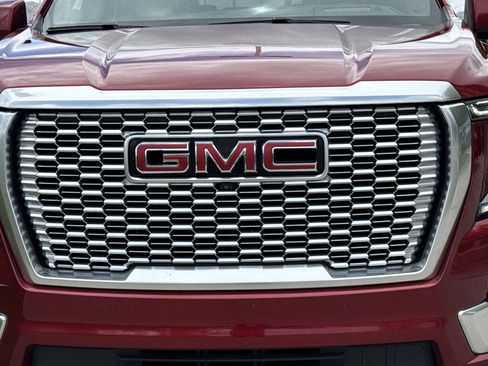 Used 2024 GMC Yukon Denali w/ Advanced Technology Package AWD/4WD image 9
