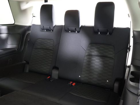 Used 2024 Nissan Pathfinder S image 31