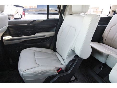 Used 2019 Ford Expedition Platinum image 11