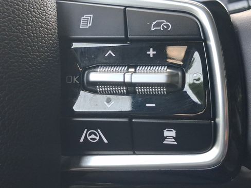 Used 2025 Kia Carnival FWD image 17