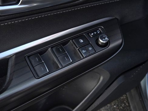 Certified 2021 Toyota Venza XLE image 9