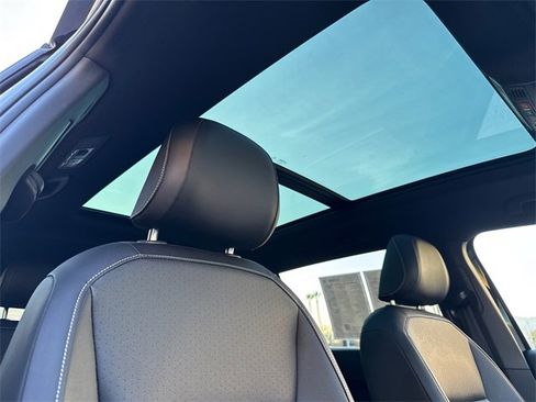 Certified 2022 Volkswagen Tiguan SE R-Line image 18