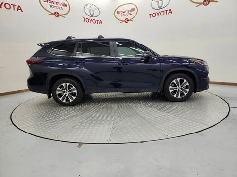 Used 2024 Toyota Highlander XLE FWD image 3