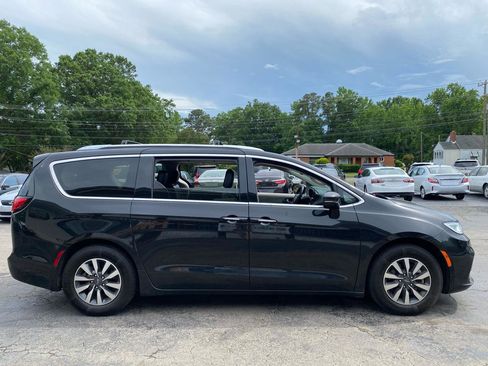 Used 2021 Chrysler Pacifica Touring-L FWD image 4