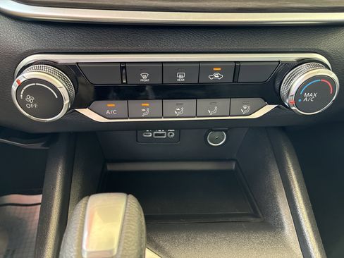 Used 2025 Nissan Altima 2.5 SV FWD image 32