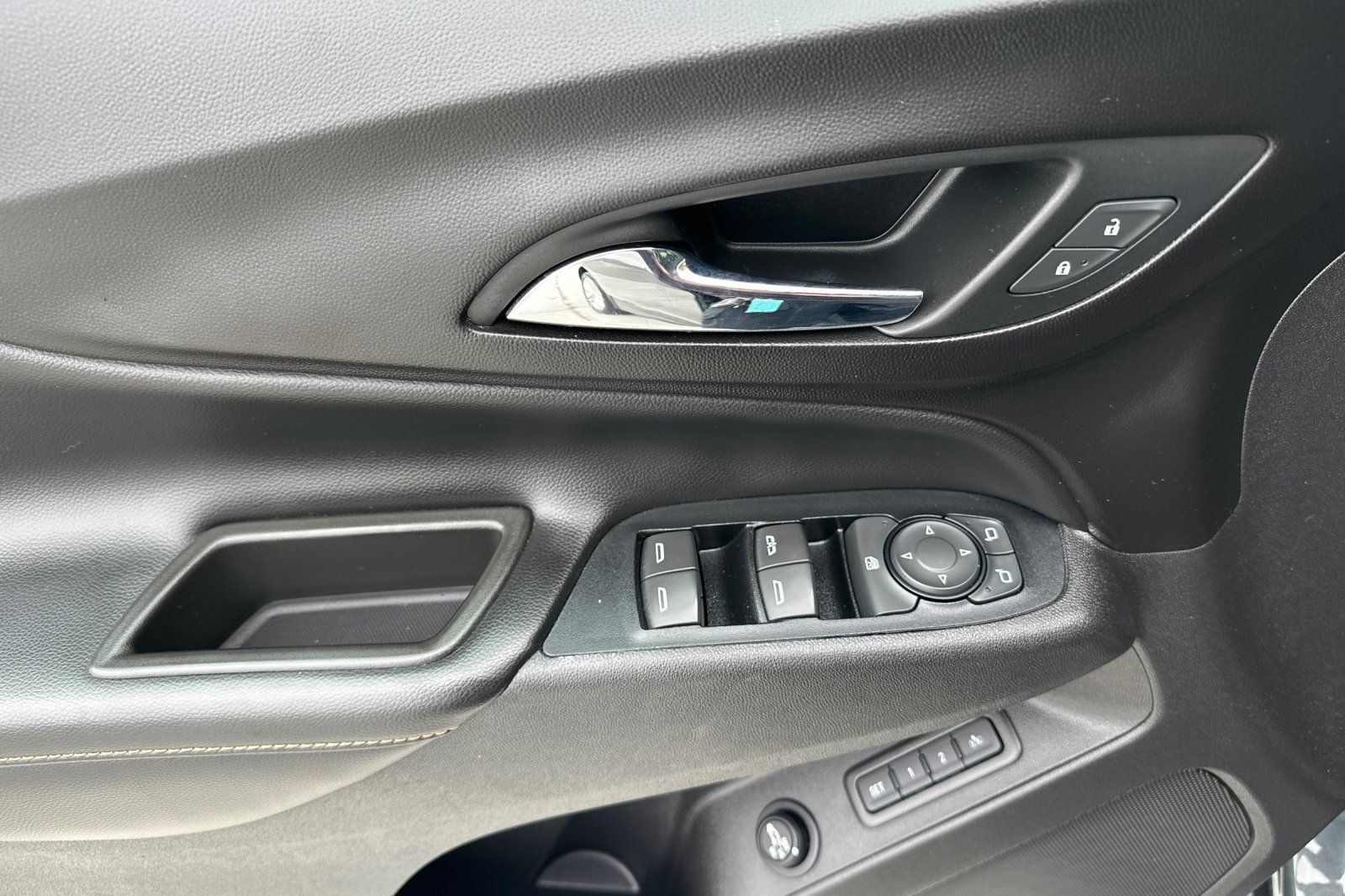 Used 2018 Chevrolet Equinox Premier AWD/4WD image 11