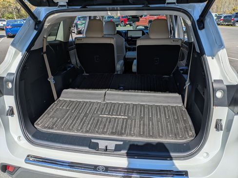 Used 2023 Toyota Highlander image 21