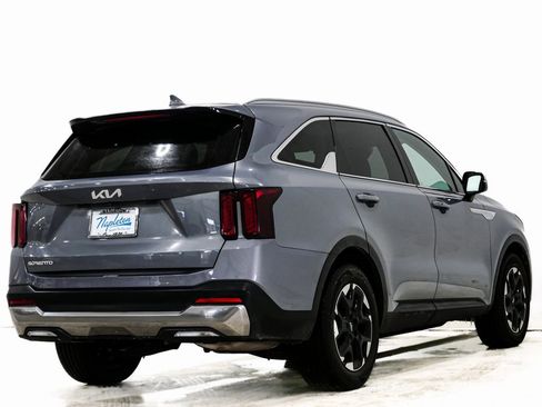 Used 2024 Kia Sorento S image 6
