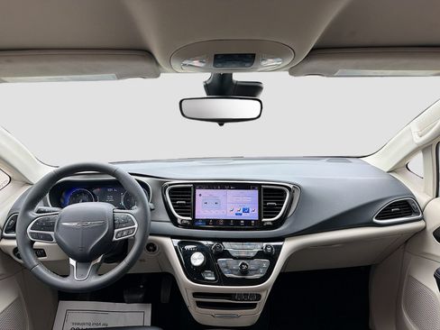 Used 2023 Chrysler Pacifica Touring-L FWD image 23