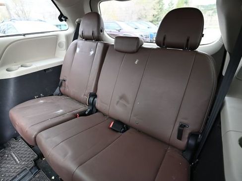 Used 2020 Toyota Sienna Limited image 13