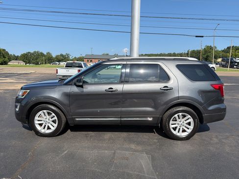 Used 2017 Ford Explorer XLT w/ Equipment Group 202A FWD image 8