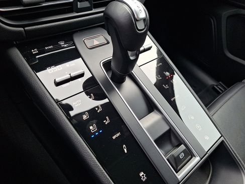 Used 2023 Porsche Macan image 16